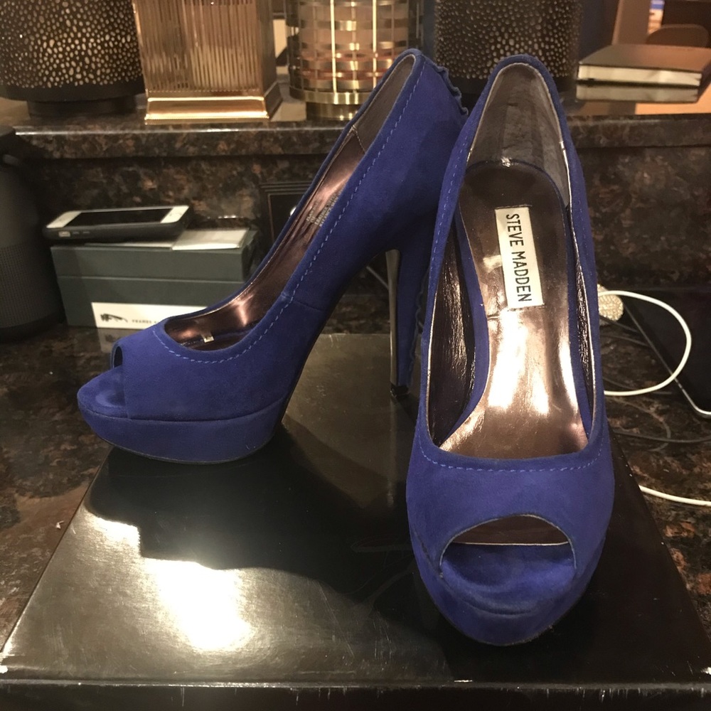 EUC Steve Madden blue suede peep toe heels size 6
